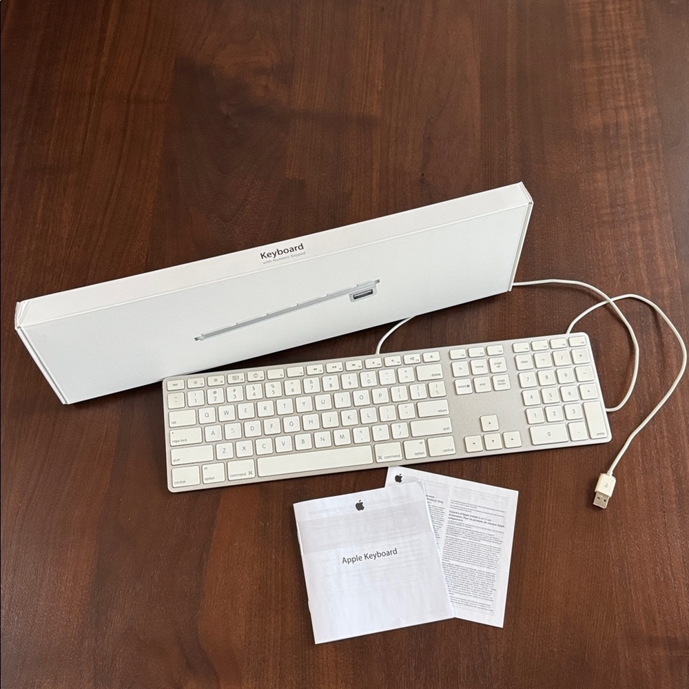APPLE A1243 KEYBOARD with NUMERIC KEYPAD MB110LL/B 2 USB PORTS Full QUERTY + BOX